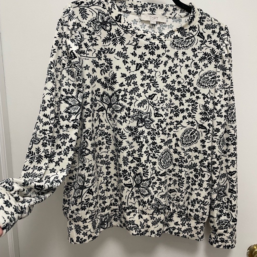 LOFT Women's Black and White Sweater